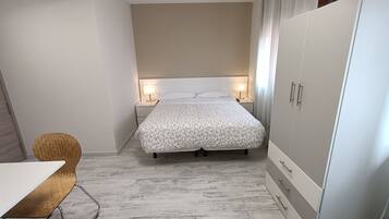 Een bureau, een laptopwerkplek, gratis wifi