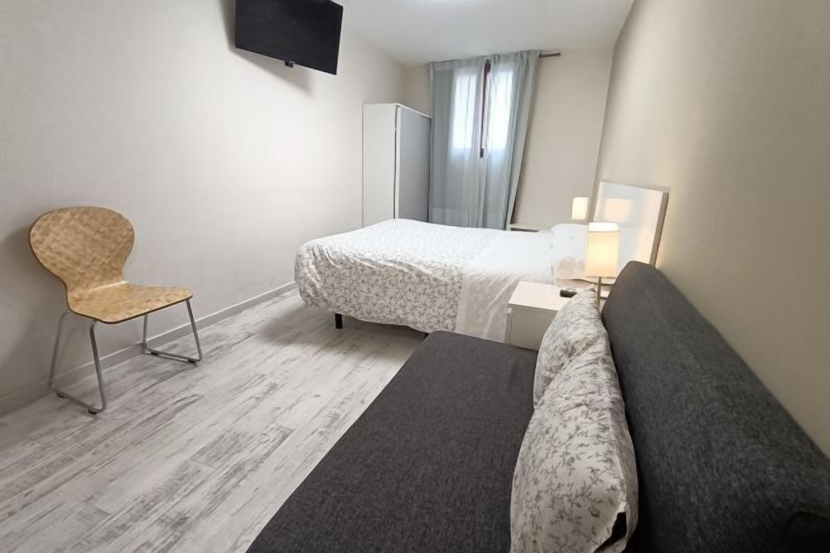 Schreibtisch, laptopgeeigneter Arbeitsplatz, schallisolierte Zimmer