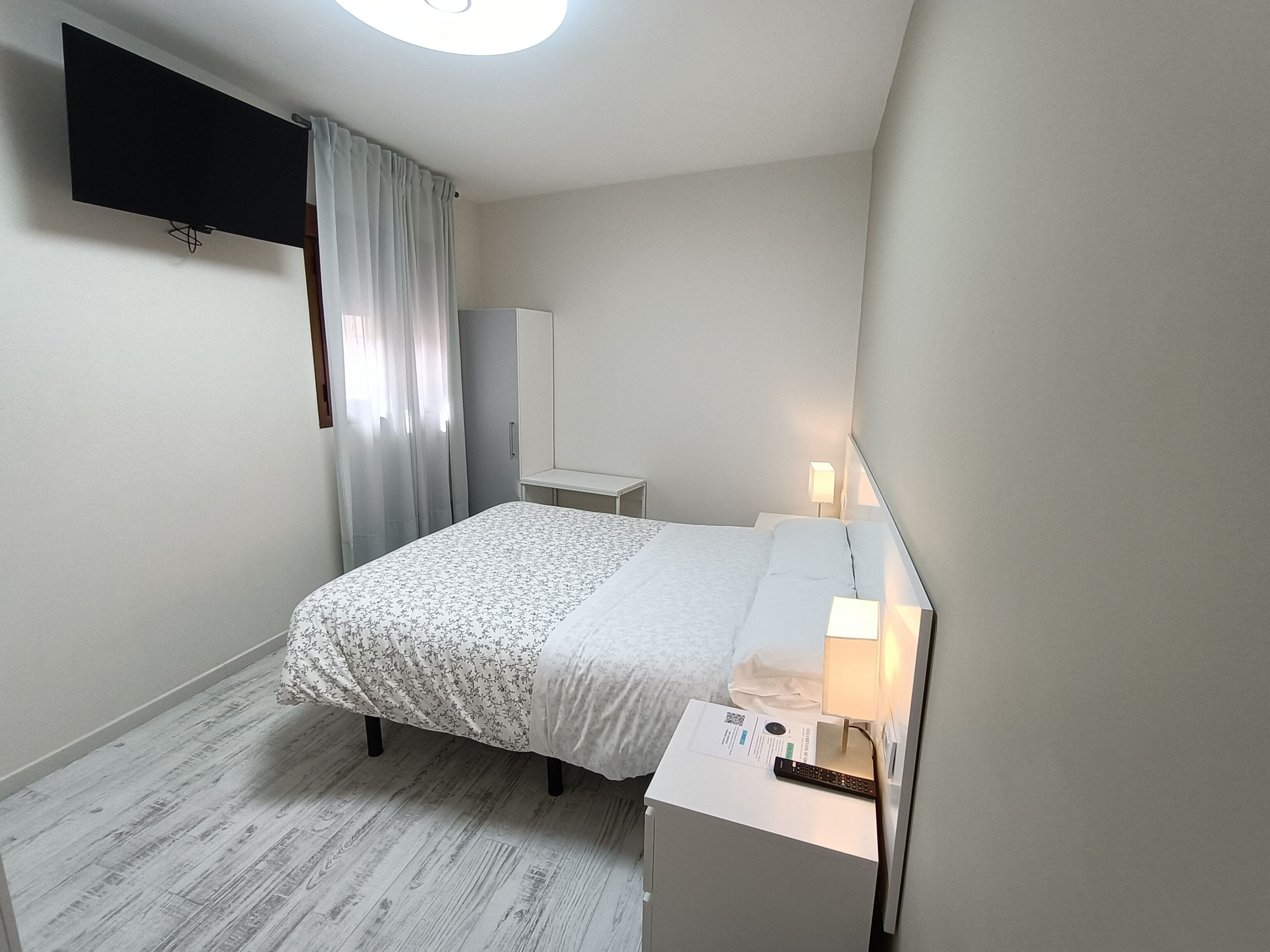 Classic-Zimmer | Schreibtisch, laptopgeeigneter Arbeitsplatz, schallisolierte Zimmer