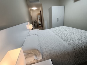 Classic Room | Desk, laptop workspace, soundproofing, free cribs/infant beds