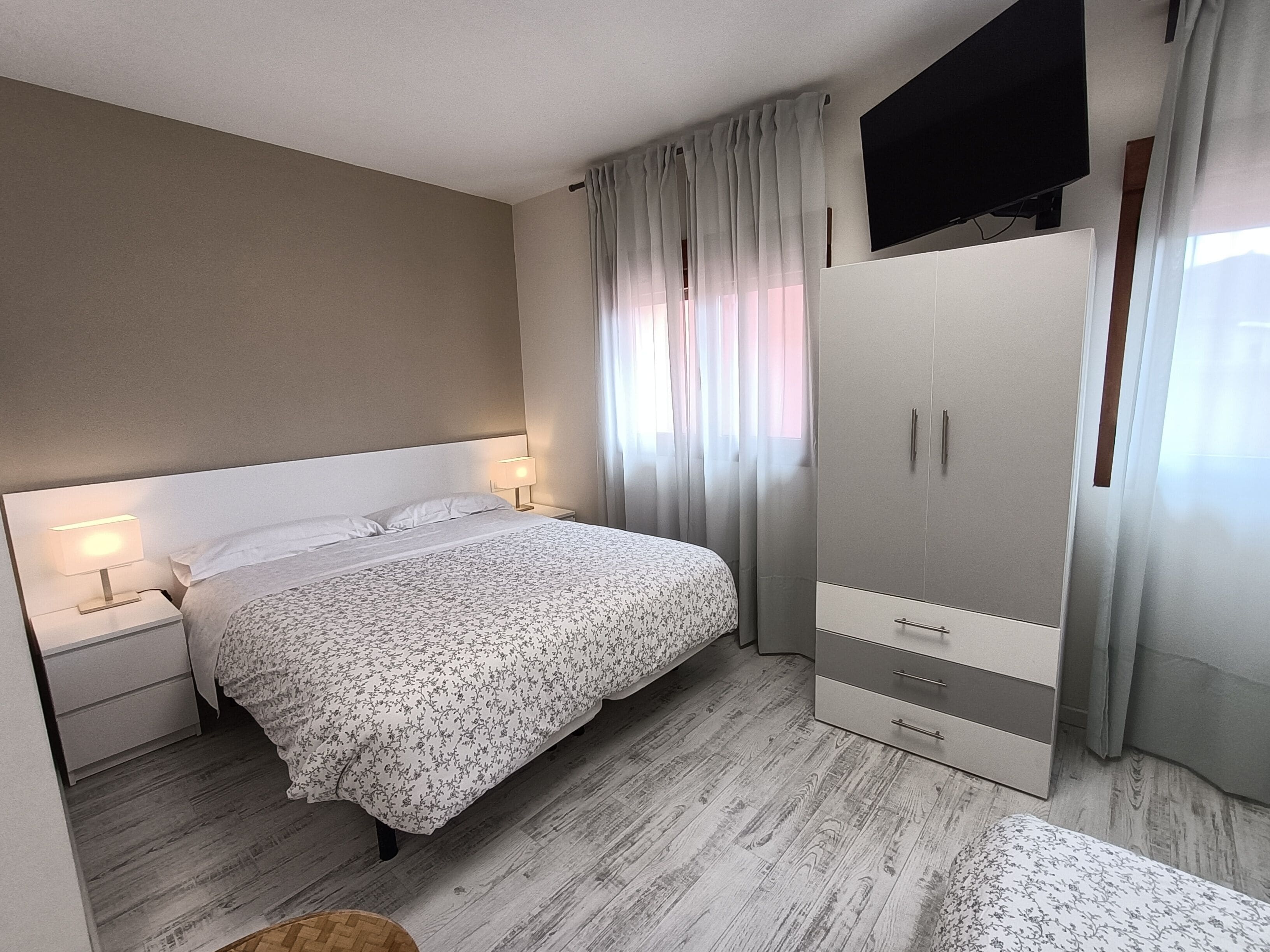 Schreibtisch, laptopgeeigneter Arbeitsplatz, schallisolierte Zimmer