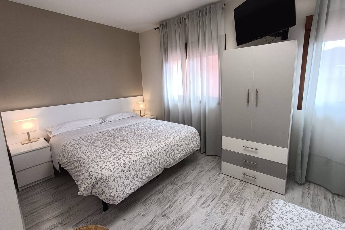 Escritorio, espacio para trabajar con un portátil, wifi gratis