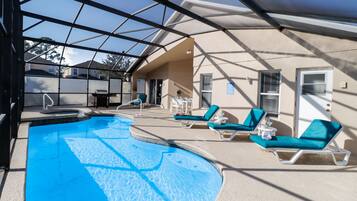 Alberca al aire libre y alberca climatizada