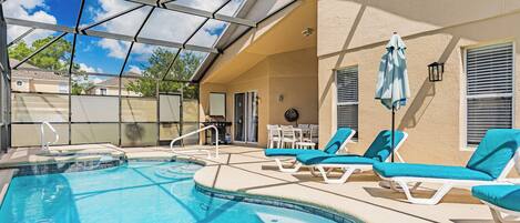 Una piscina al aire libre, una piscina climatizada