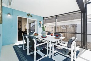 Outdoor dining - 🌴 Florida Villa Near Disney | Southwest-Facing Pool & Private Fenced Yard (Kissimmee)
