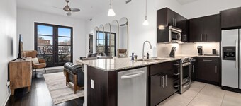 Fay Flat-ON Dickson St-Downtown High Rise Suite