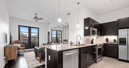 Fay Flat-ON Dickson St-Downtown High Rise Suite