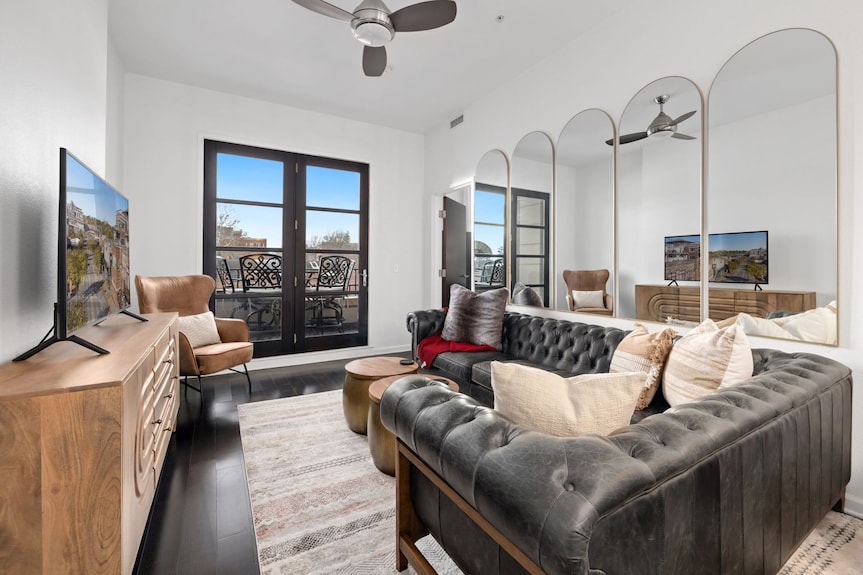 Fay Flat-on Dickson St-downtown High Rise Suite - Springdale, AR