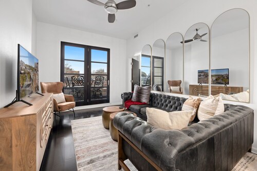 Fay Flat-ON Dickson St-Downtown High Rise Suite