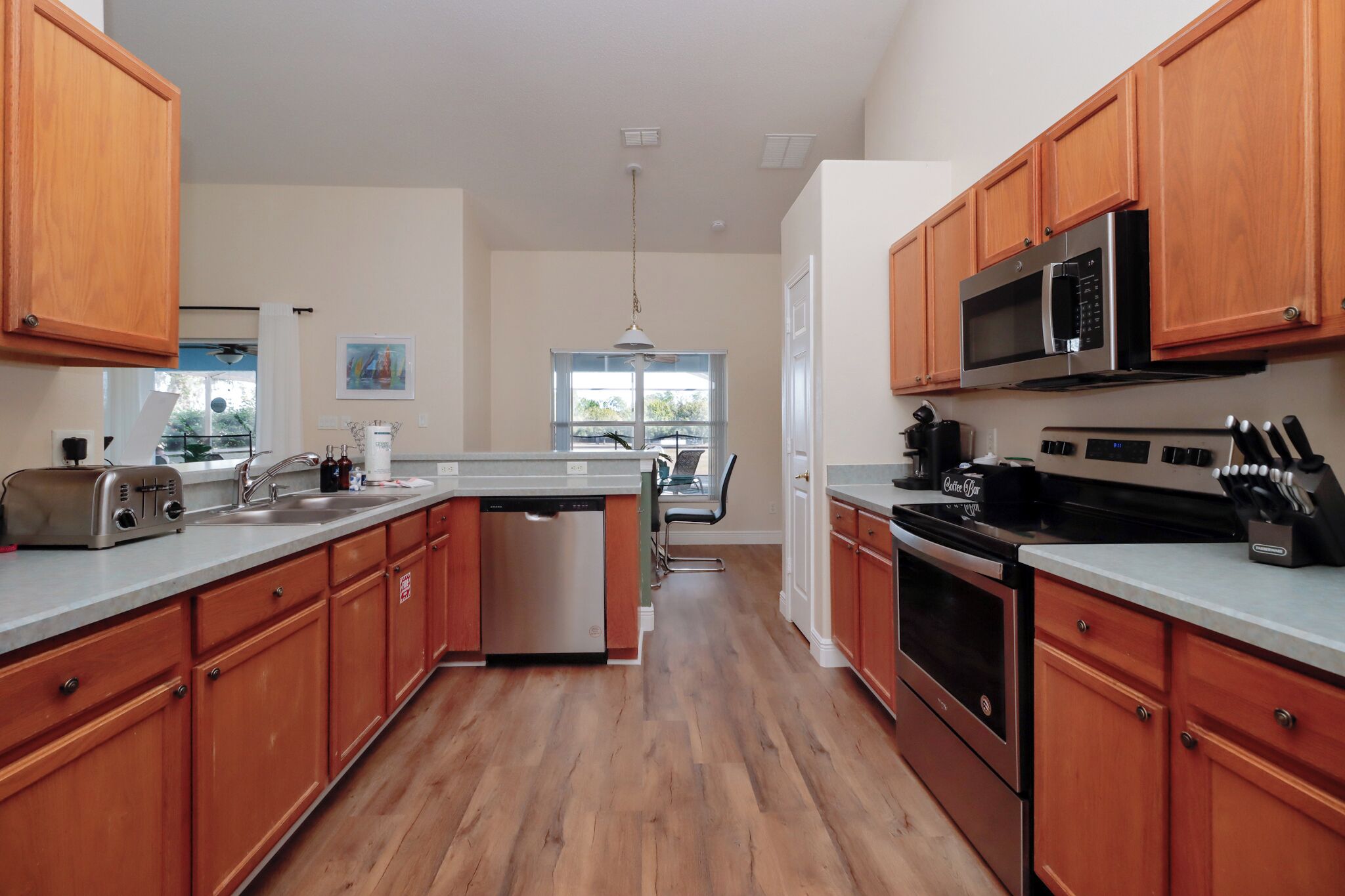 Refrigerador, microondas, horno y parrilla de estufa 