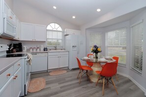 Kylskåp, mikrovågsugn, ugn och spishäll