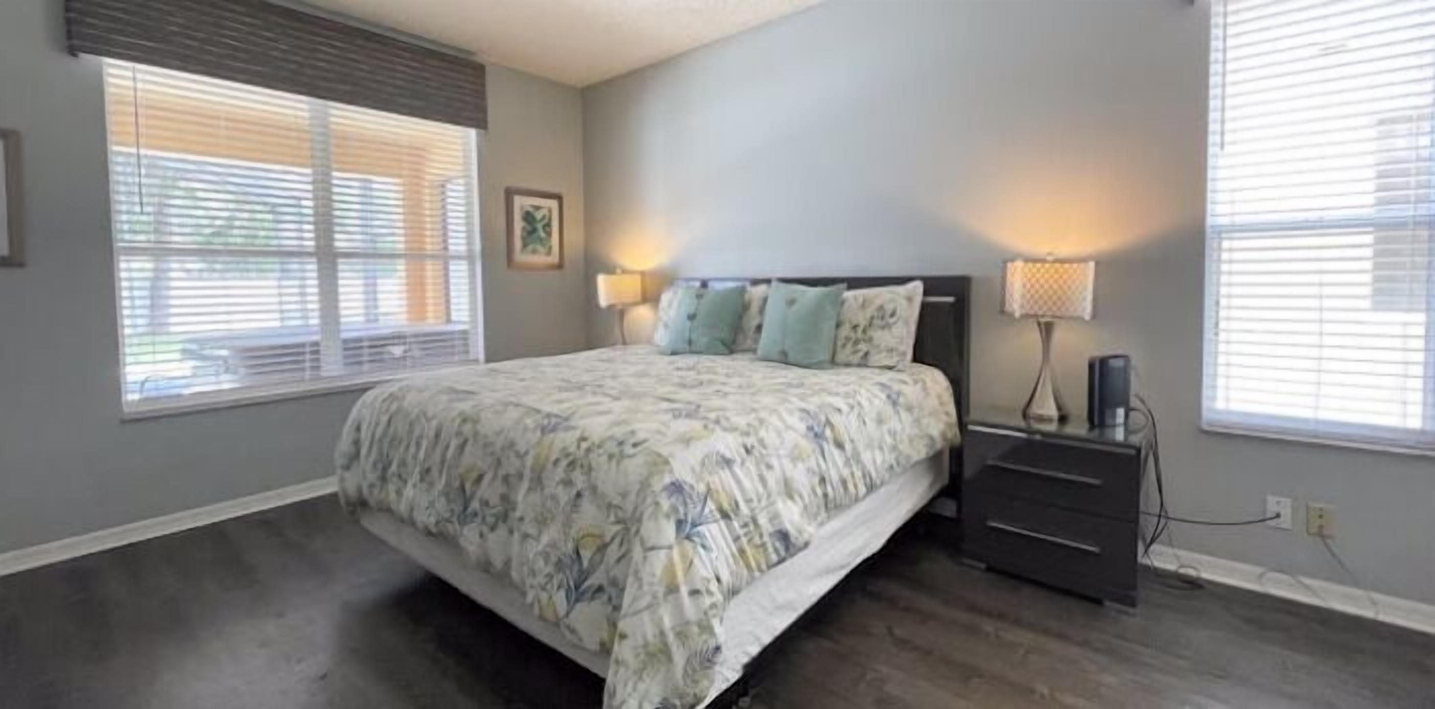 6 habitaciones, tabla de planchar con plancha y cuna de viaje 