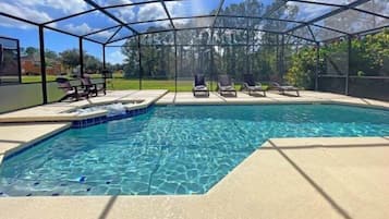 Piscina a l'aire lliure i piscina climatitzada