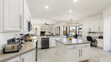 Syöttötuoli, keittiösaareke