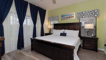4 habitaciones, escritorio y tabla de planchar con plancha