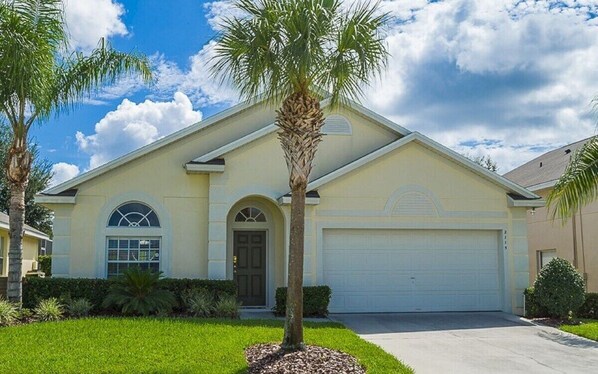 Exterior - Disney Escape | 4BR Villa w/ Pool, Spa & Fun Games Room in Clermont (Clermont)