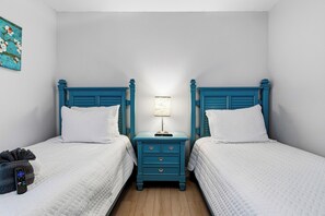 4 quartos, ferros/tábuas de passar roupa, berço de viagem