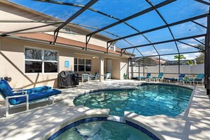 Una piscina al aire libre, una piscina climatizada