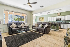 Smart-TV, Tischfußball, Bücher