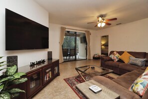 Una Smart TV, un futbolín