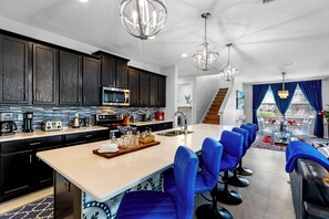 Frigorífico, trona infantil y mesa de comedor