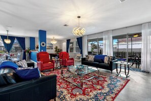 Älytelevisio, videopelejä, pöytäjalkapallopöytä, tietokoneen näyttö