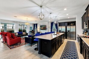 Réfrigérateur, chaise haute, tables à manger