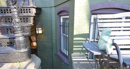 Capitol Hill Stanton Park Studio King Bed WiFi AC in charming Washington DC