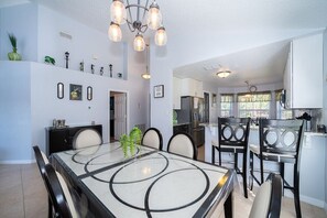 Dining - Disney Area Villa – Lake View, South-Facing Pool & Fun Game Room (Kissimmee)