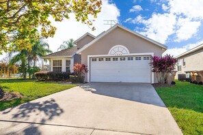 Exterior - Disney Area Villa – Lake View, South-Facing Pool & Fun Game Room (Kissimmee)