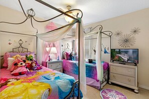 6 bedrooms, desk, iron/ironing board, travel crib