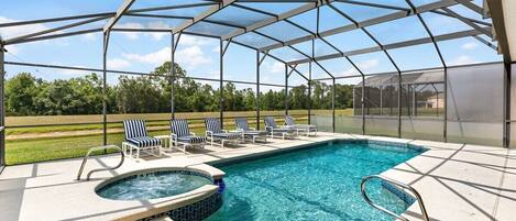 Een buitenzwembad, een verwarmd zwembad