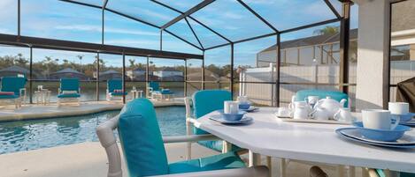 屋外ダイニングエリア