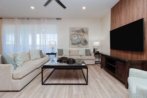 Smart TV, video games, table football - 10 bedroom Disney area rental with dining for 16 and screened pool (Davenport)