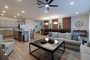 Smart TV, video games, table football - 10 bedroom Disney area rental with dining for 16 and screened pool (Davenport)