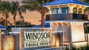 Edificio de un resort con un cartel que dice "Windsor Island Resort".