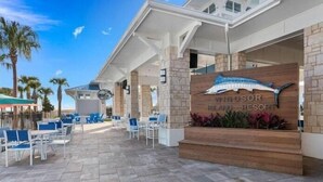 Entrada a un complejo turístico con un cartel que dice 'Windsor Island Resort'.