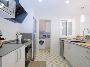 Kylskåp, mikrovågsugn, ugn och diskmaskin