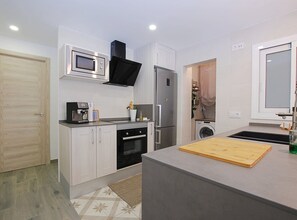 Kylskåp, mikrovågsugn, ugn och diskmaskin