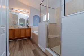 Shower, towels - 4BR Quiet Getaway, Pool, Near Golf & Posner Park (Davenport)