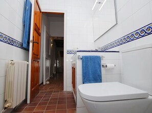 Douche, sèche-cheveux, serviettes fournies, shampoing