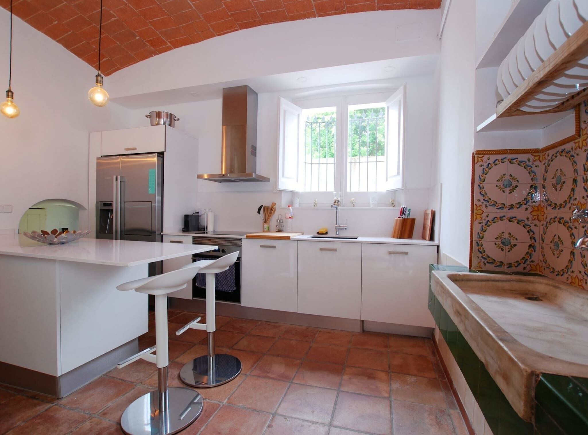 Een koelkast, een magnetron, een oven, een vaatwasser