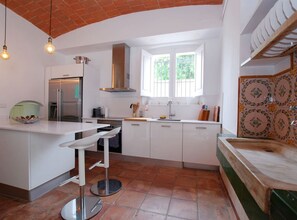 Een koelkast, een microgolfoven, een oven, een vaatwasser