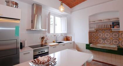 The painter's home · Charming house w/ terrace, sea views & 2 min beach