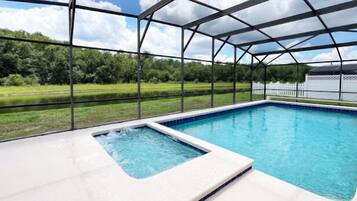 Alberca al aire libre y alberca climatizada