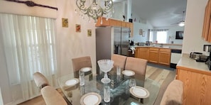 Dining - 🏡 Lake View Retreat | South-Facing Pool, Spa & Game Room – Quiet Community (Kissimmee)