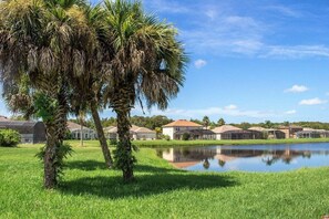 Property grounds - 🏡 Lake View Retreat | South-Facing Pool, Spa & Game Room – Quiet Community (Kissimmee)