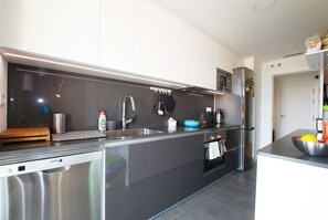 Kjøleskap, mikrobølgeovn, ovn og kokeplater