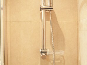 Shower, hair dryer, towels, shampoo - Panier en Osier - In front of the Sea (Vilassar de Mar)