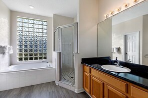Regadera, amenidades de baño ecológicas, secadora de cabello, toallas 